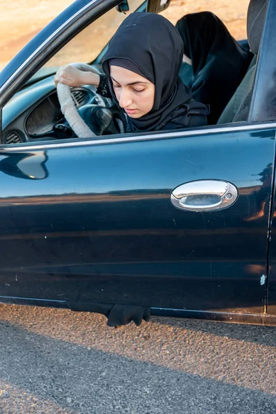 Arabisch Vrouw Abaya Vast Deur — Stockfoto