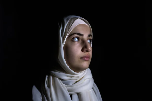 Portrait Middle Eastern Girl Dark Room — Stock Photo, Image