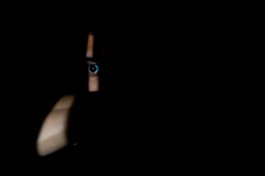 Yüzünde gölge şekilleri olan Orta Doğulu bir adam.