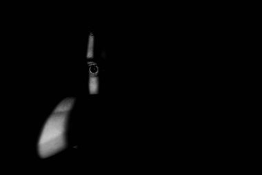 Yüzünde gölge şekilleri olan Orta Doğulu bir adam.