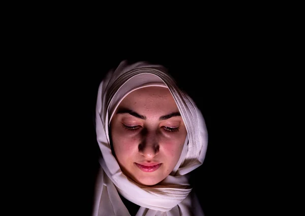 Portrait Middle Eastern Girl Checking Her Phone Dark Room — Stock Photo, Image