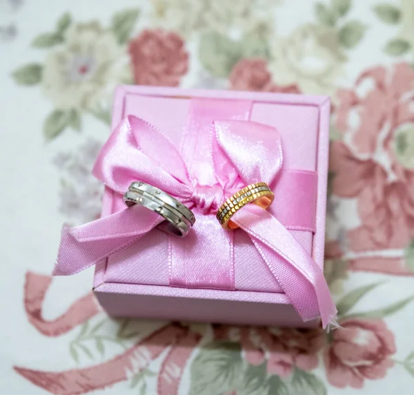 Boîte Bague Mariage Sur Table Avec Belle Couleur Rose — Photo