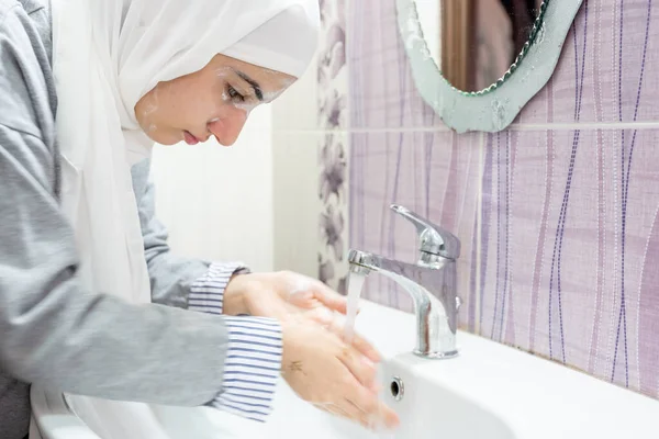 Chica Musulmana Lavándose Las Manos Baño — Foto de Stock