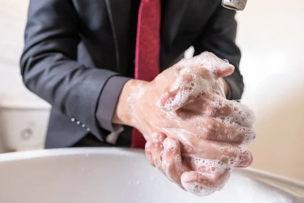 イスラム教徒の男が手を洗う — ストック写真
