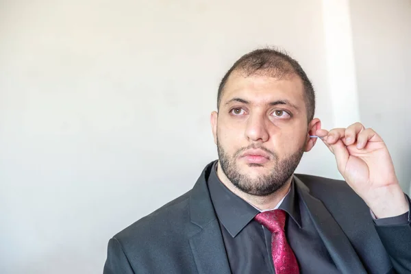 Arap Adam Kulağını Kulak Kirinden Temizliyor — Stok fotoğraf
