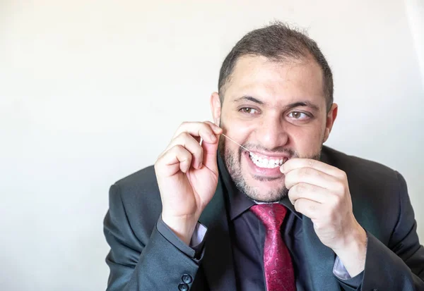 Müslüman Adam Diş Ipi Kullanıyor — Stok fotoğraf