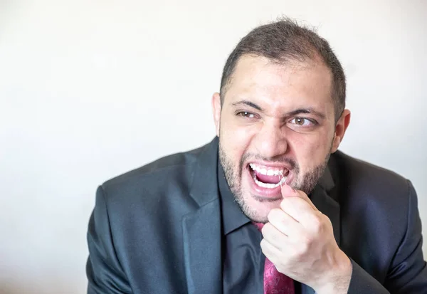 Muzułmanin Używa Nici Dentystycznej — Zdjęcie stockowe