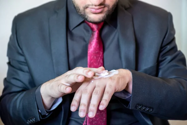 Hombre Musulmán Cuidando Piel —  Fotos de Stock