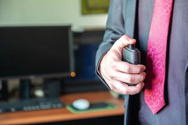 Yakışıklı genç erkek işe başlamadan önce kendini parfümlüyor.