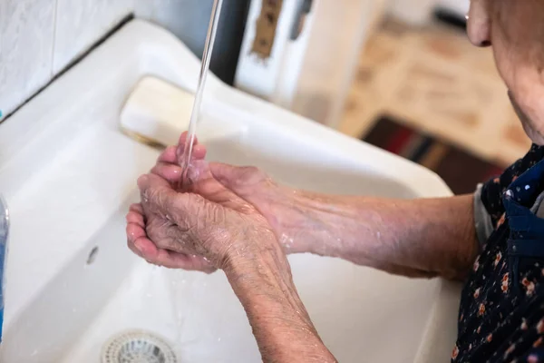 Gamla Damen Tvättar Händerna — Stockfoto