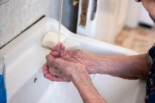Alte Dame Wäscht Sich Die Hände — Stockfoto