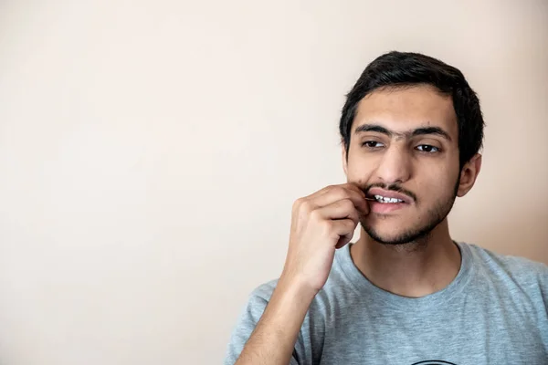 Muçulmano Está Usando Fio Dental — Fotografia de Stock