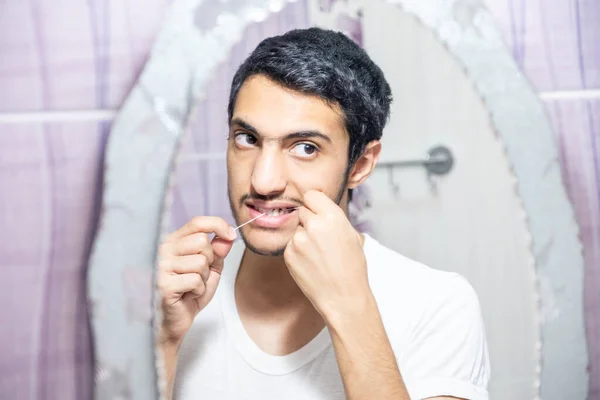 Hombre Musulmán Está Usando Hilo Dental — Foto de Stock