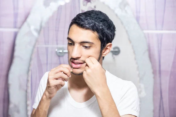 Uomo Musulmano Sta Usando Filo Dentale — Foto Stock