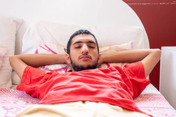 Hombre Musulmán Durmiendo Una Siesta Dormitorio — Foto de Stock