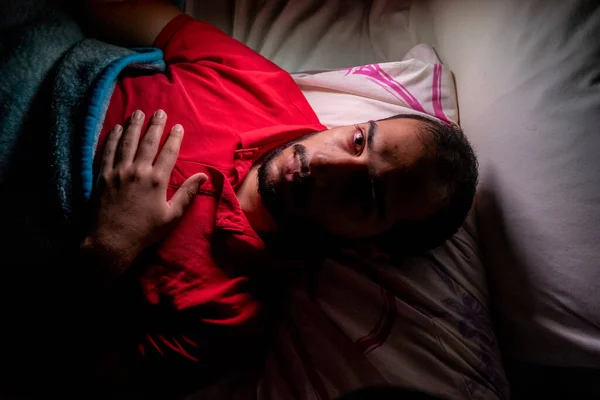 Hombre Musulmán Durmiendo Una Habitación Oscura Con Poca Luz — Foto de Stock