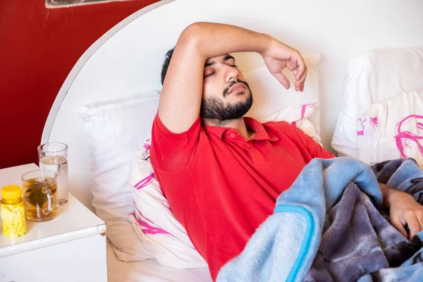 Uomo Che Sente Male Sdraiato Sul Letto Cercando Rilassarsi — Foto Stock