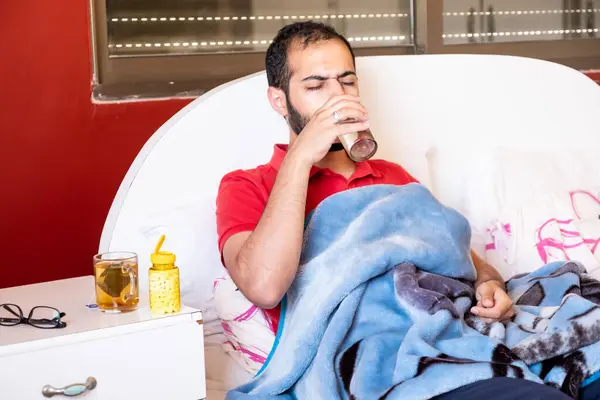 Hombre Sintiéndose Enfermo Acostado Cama Tratando Relajarse — Foto de Stock