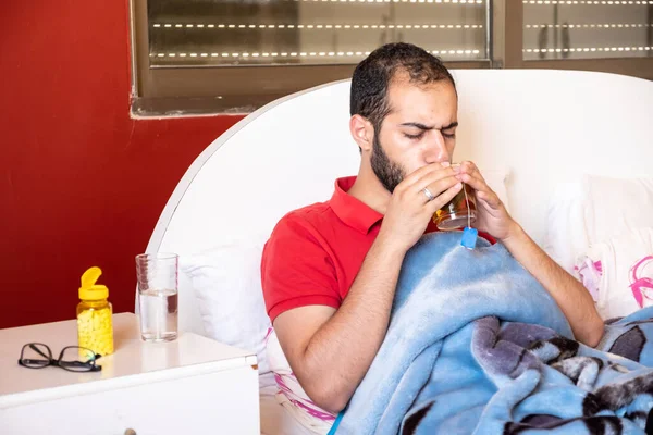 Hombre Sintiéndose Enfermo Acostado Cama Tratando Relajarse — Foto de Stock