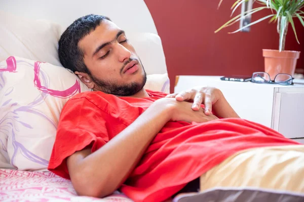 Hombre Musulmán Durmiendo Una Siesta Dormitorio — Foto de Stock