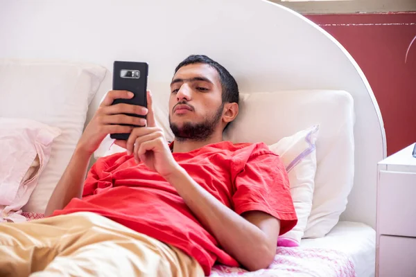 Menino Muçulmano Deitado Cama Olhando Para Telefone — Fotografia de Stock