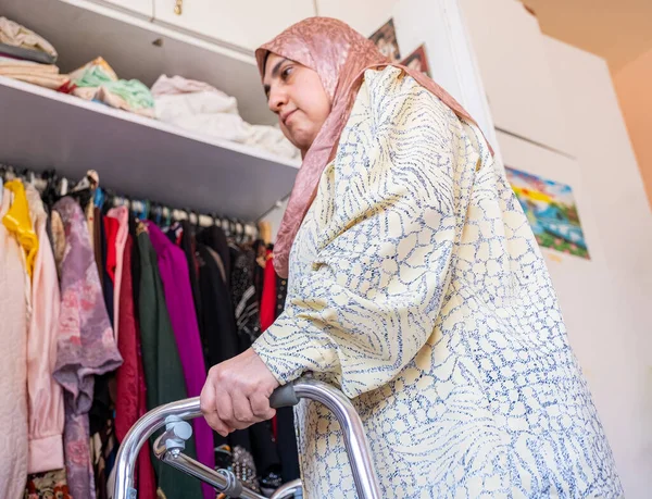 Mujer Musulmana Con Discapacidad Está Tratando Depender Misma — Foto de Stock