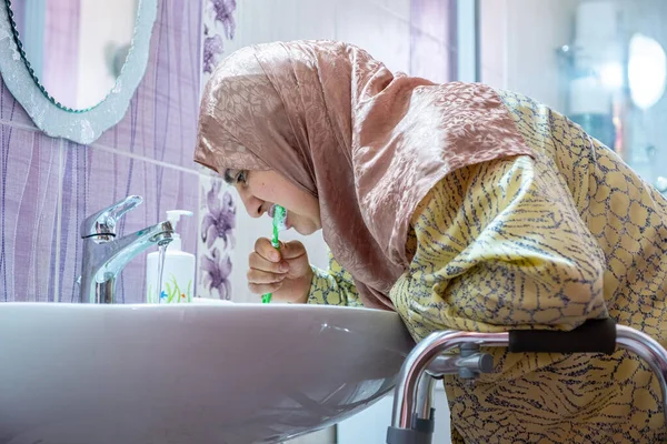 Mujer Musulmana Con Discapacidad Está Tratando Depender Misma — Foto de Stock