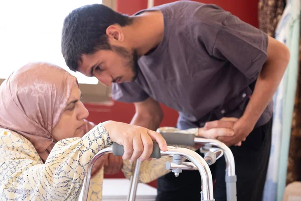Mulher Muçulmana Com Deficiência Está Tentando Ficar Com Ajuda Seu — Fotografia de Stock