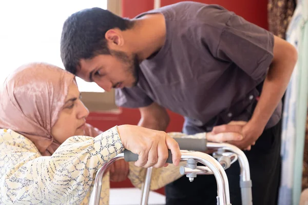 Muslim Woman Disability Trying Stand Her Son Help — Stock Photo, Image