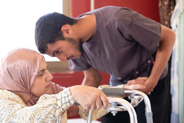 Mulher Muçulmana Com Deficiência Está Tentando Ficar Com Ajuda Seu — Fotografia de Stock