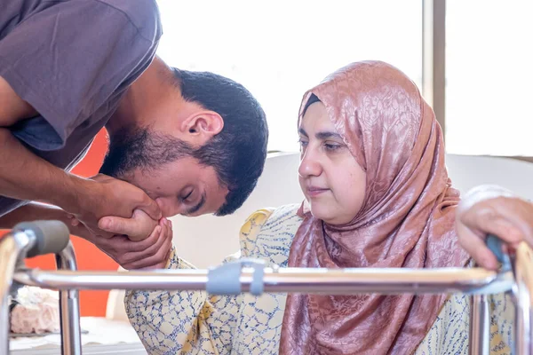 이슬람 남자는 어머니의 키스하고 있습니다 — 스톡 사진