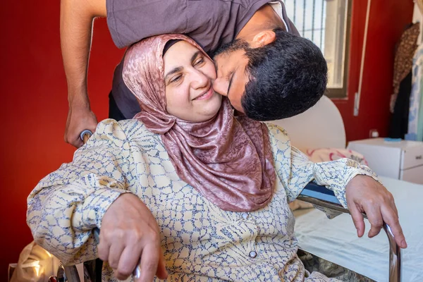 Mujer Musulmana Con Discapacidad Hijo Amado — Foto de Stock