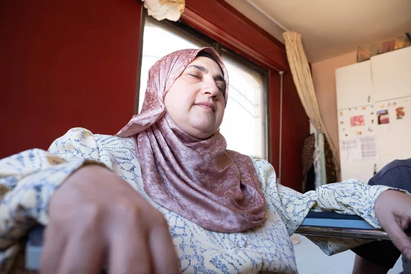Madre Musulmana Con Discapacidad Relajante — Foto de Stock