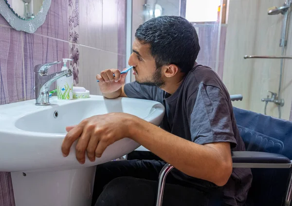 Joven Musulmán Con Necesidades Especiales Está Tratando Depender Mismo — Foto de Stock
