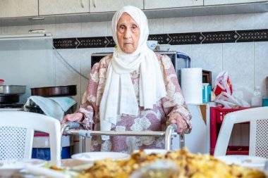 Yaşlı kadın Walker 'ı kullanıyor.