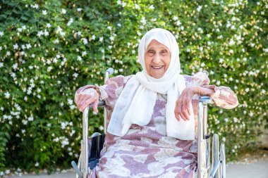 Umut dolu yaşlı kadın