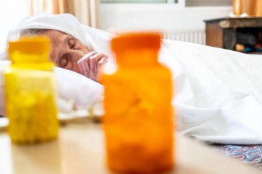 Yaşlı kadın çok hasta.