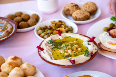 Lezzetli yemeklerle dolu Arapça kahvaltı masası.