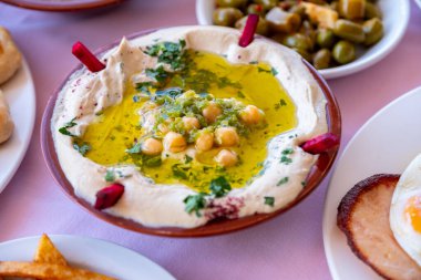 Lezzetli yemeklerle dolu Arapça kahvaltı masası.