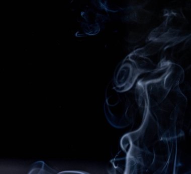 Tütsü (bikhawr) Siyah Arkaplanda Duman