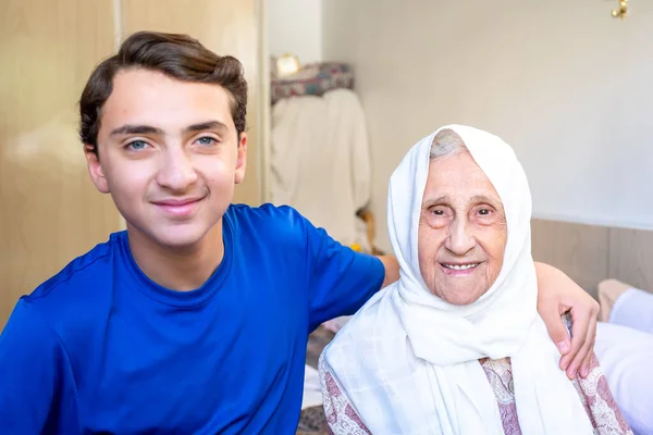 Härlig Pojke Och Mormor Tillsammans — Stockfoto