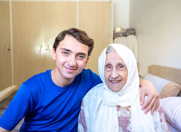 Härlig Pojke Och Mormor Tillsammans — Stockfoto