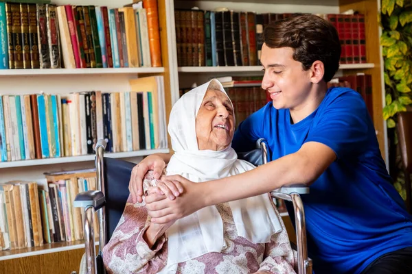 Mormor Med Sitt Älskade Barnbarn — Stockfoto