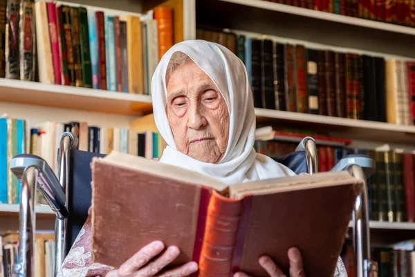 Yaşlı Kadın Kitap Okuyor — Stok fotoğraf