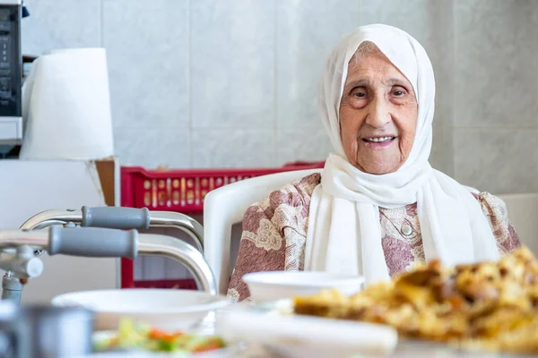 Yaşlı kadın Walker 'ı kullanıyor.