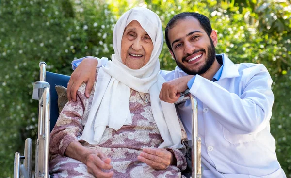 Engelli insanlarla ilgilenmek