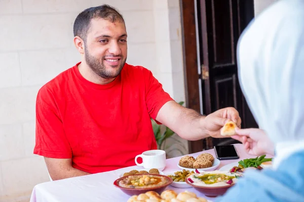 Att Äta Frukost Tillsammans Och Bakat Bakverk Viktigt — Stockfoto