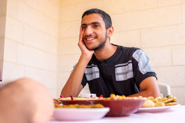 무슬림 남자와 친구가 식사하고 있습니다 — 스톡 사진