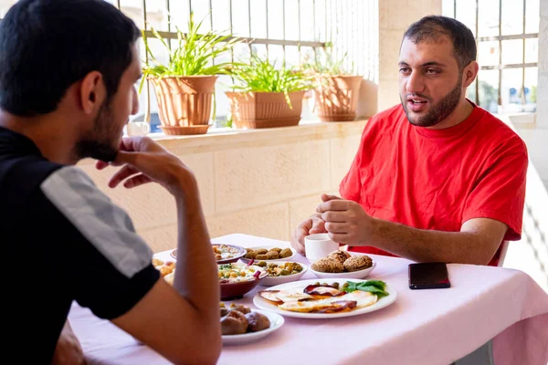 Homme Musulman Son Ami Mangent Ensemble Parlent Beaucoup Choses — Photo