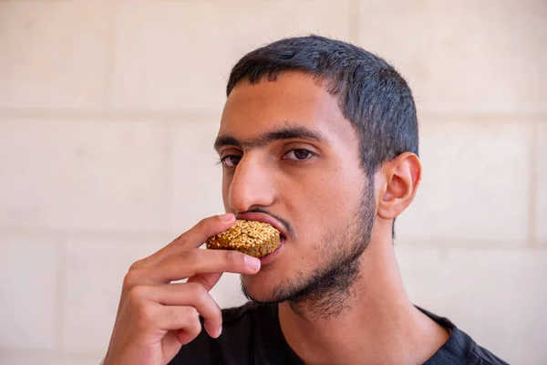 Muçulmano Está Comendo Falafel Aproveitando Seu Tempo — Fotografia de Stock